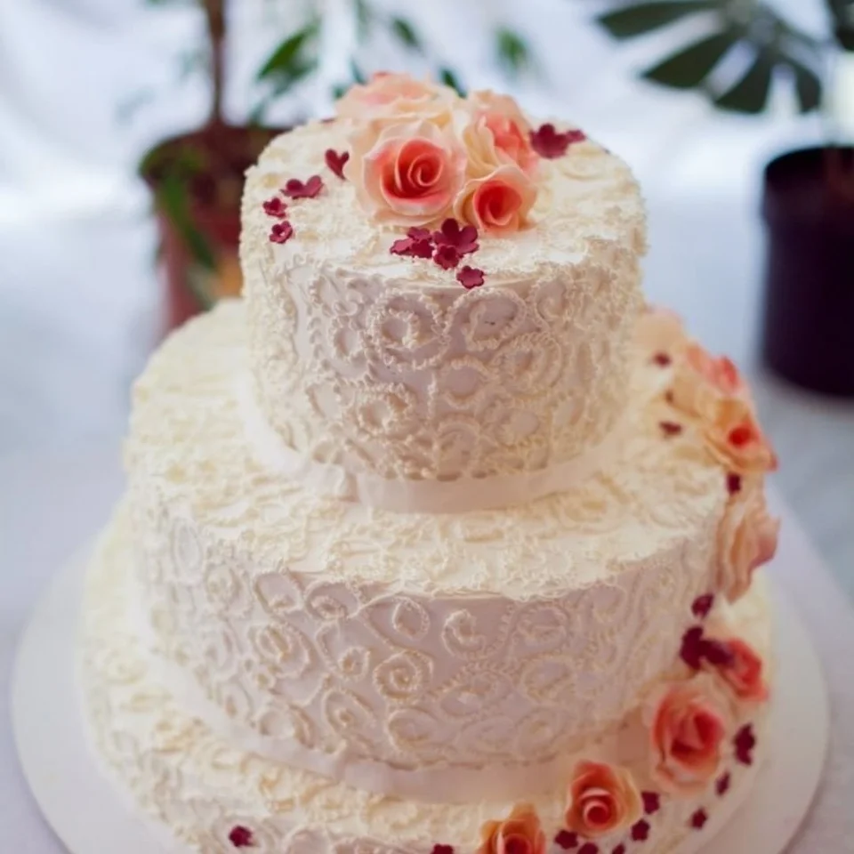 Красивый свадебный торт двухъярусный