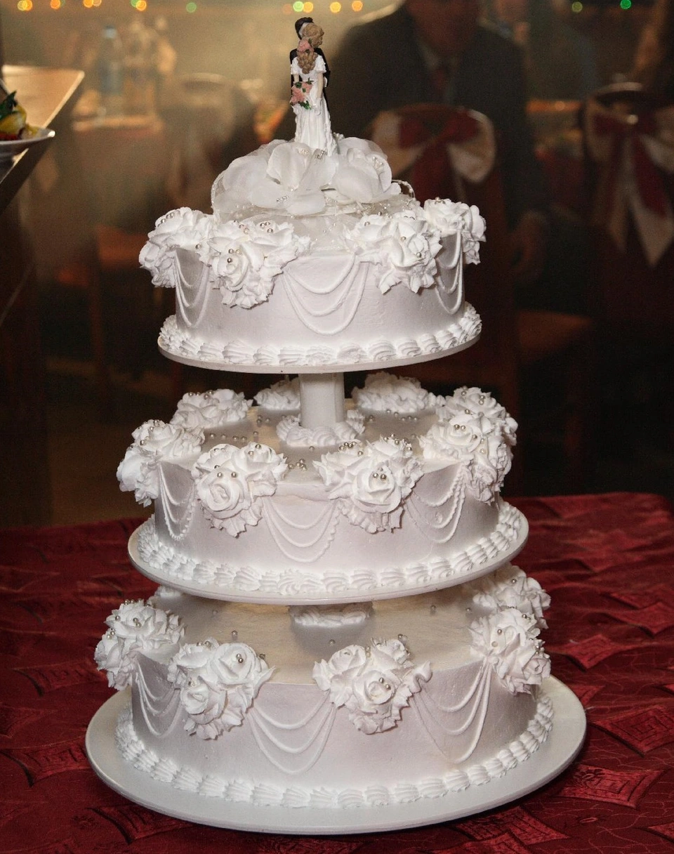 Свадебный торт на подставке крем