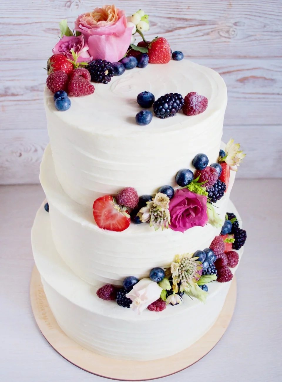 Торт белый с ягодами