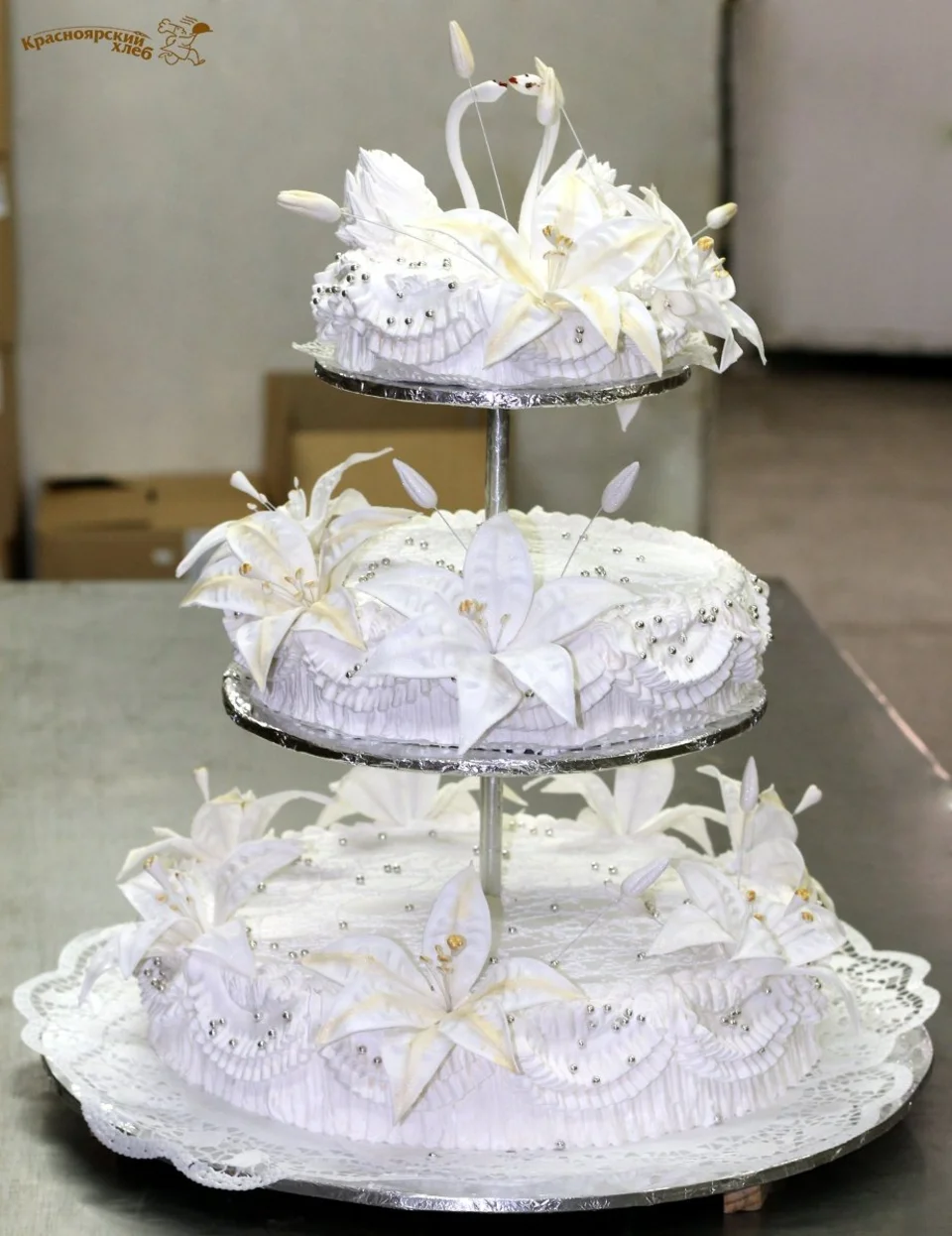 Свадебный торт на подставке из крема